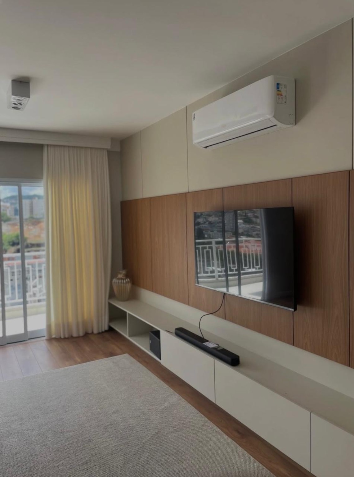 Ar-condicionado instalado em sala moderna