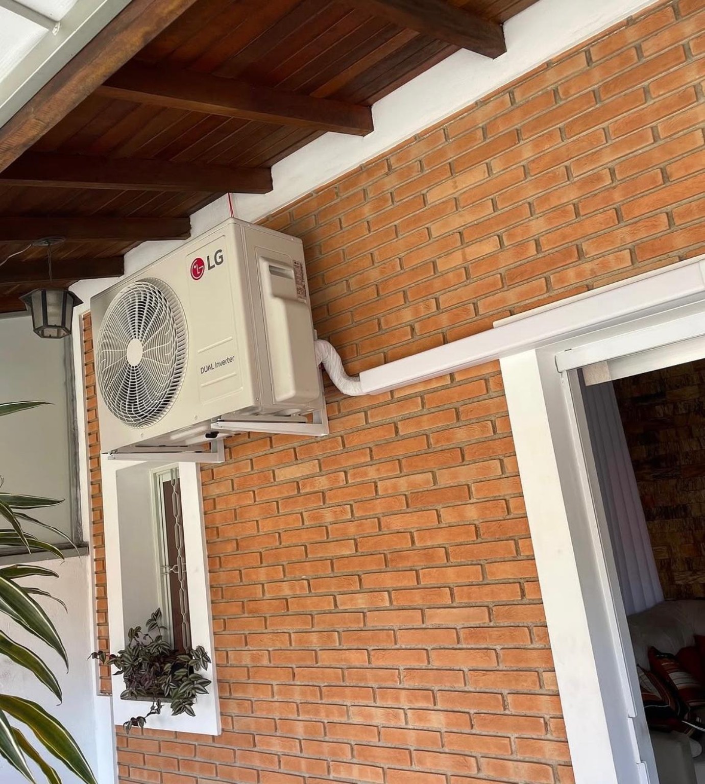 Ar-condicionado instalado em ambiente com acabamento em madeira