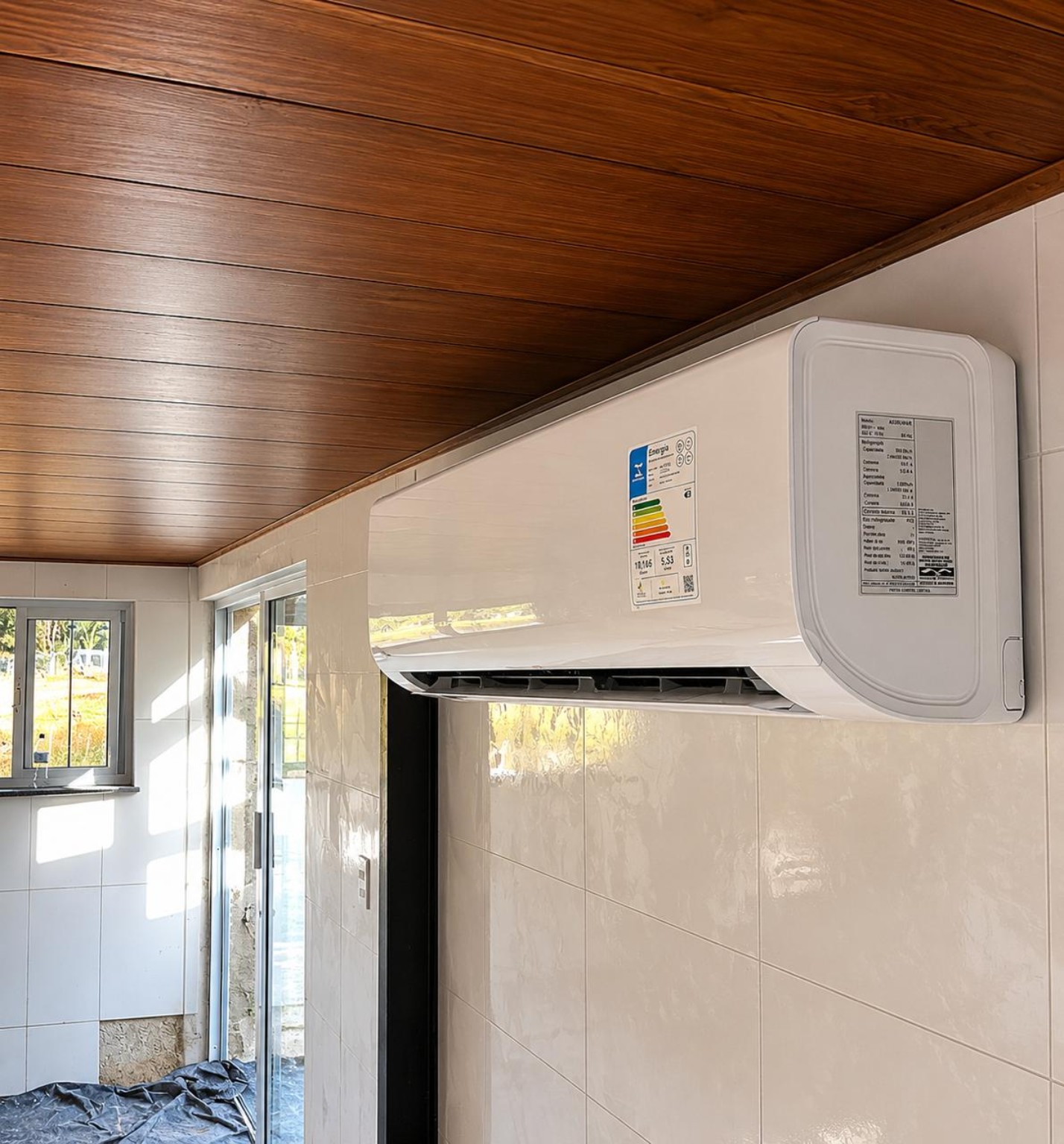 Condensadora LG instalada em parede de tijolos