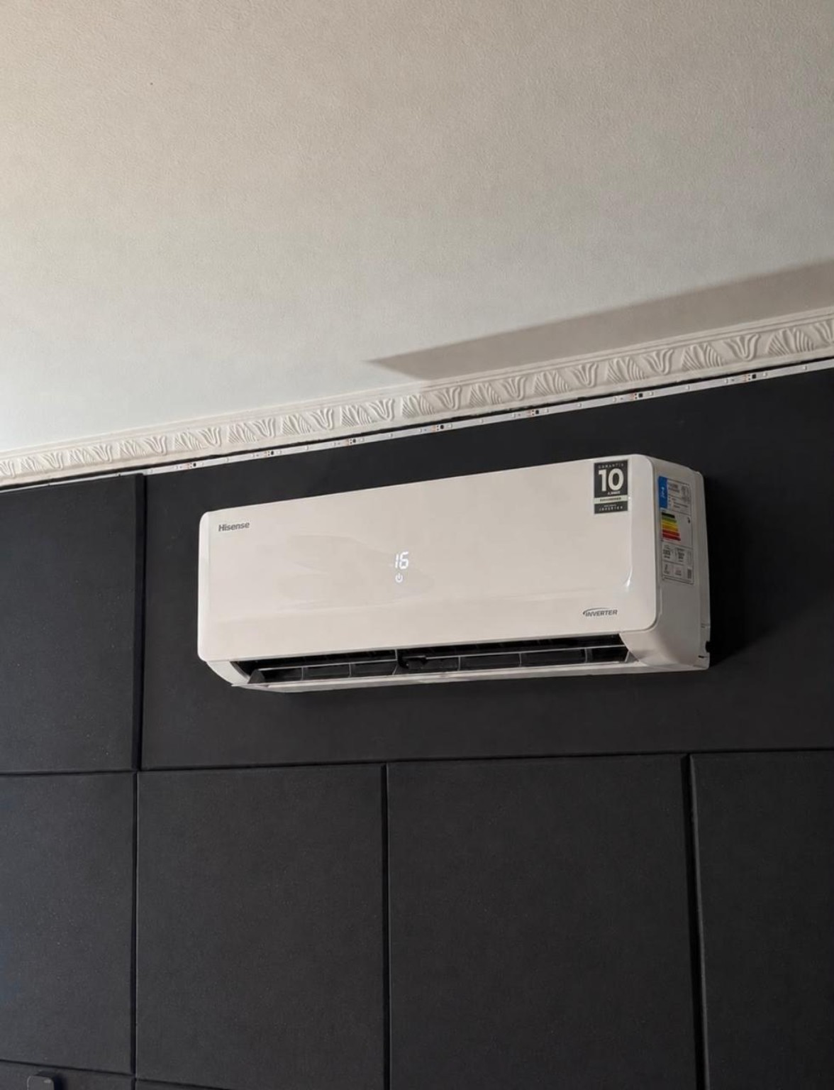 Ar-condicionado Hisense instalado em parede escura